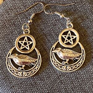 5/$10❤️❤️❤️NEW Zinc Alloy Pentagram & Raven Dangling Earrings